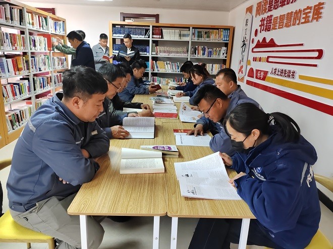 額鹽公司黨委組織開展“感黨恩 聽黨話 跟黨走”—母親湖畔閱經(jīng)典，共筑書香額鹽主題黨日活動(dòng)