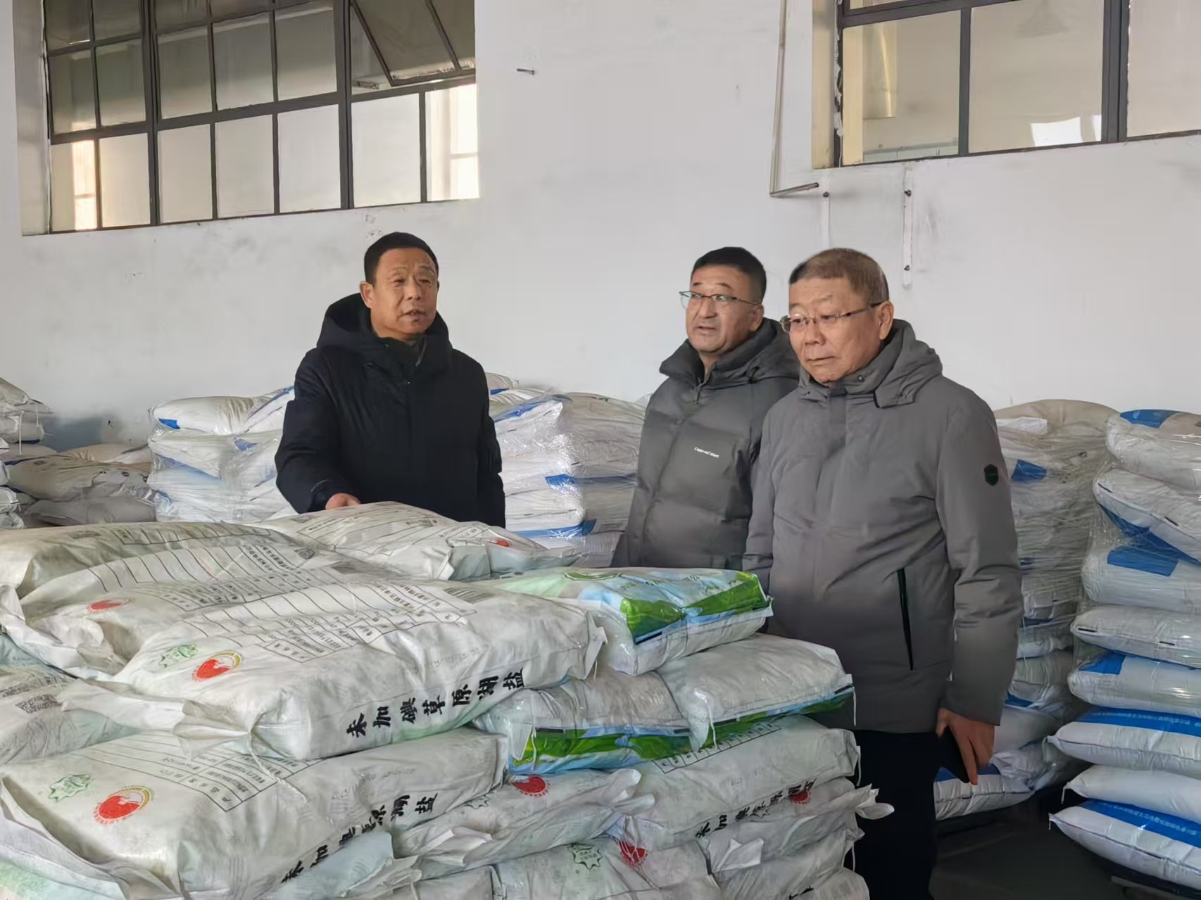 錫盟鹽業(yè)公司、額鹽公司聯(lián)合對(duì)張家口經(jīng)營部進(jìn)行市場調(diào)研和年度經(jīng)營考核