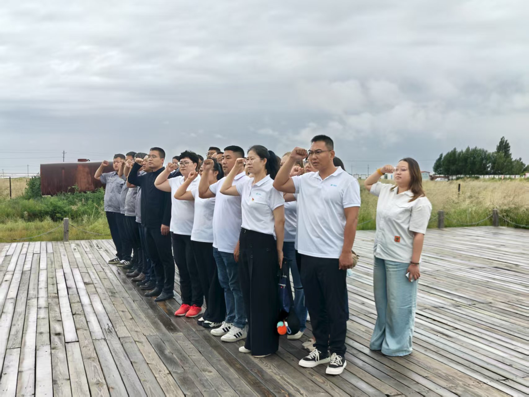 額鹽公司黨支部與東烏旗移動公司黨支部聯(lián)合開展“感黨恩，聽黨話，跟黨走”群眾教育實(shí)踐活動暨“銘記烽火歲月，傳承紅色基因”主題黨日活動